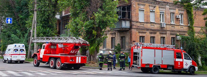 В Днепре на Ульянова жильцы сами потушили горящий балкон