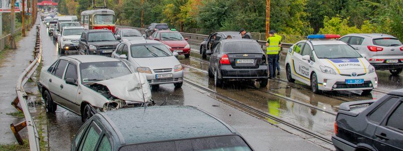 В Днепре на Старом мосту столкнулись Chevrolet и Daewoo: пострадал мужчина