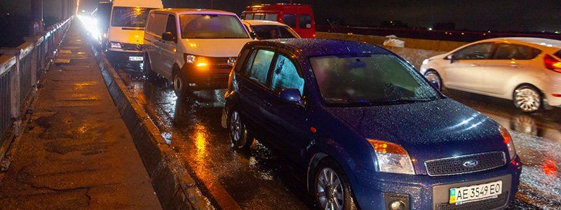 В Днепре на Новом мосту столкнулись три автомобиля