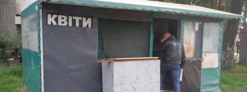 В Днепре "наливайка" маскировалась под цветочный магазин