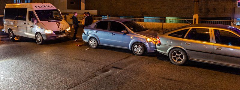 В Днепре на Новом мосту столкнулись машина похоронной службы, Opel и Chevrolet