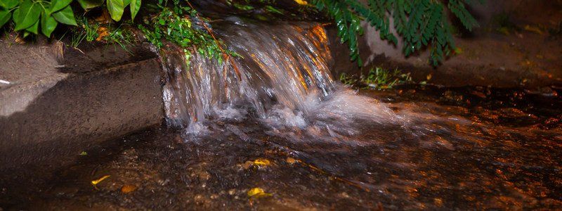 На улице Осенней из-под дома бьет фонтан воды