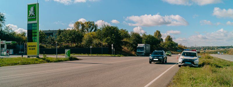 На Криворожской трассе возле заправки OKKO женщина выбежала под колеса Renault