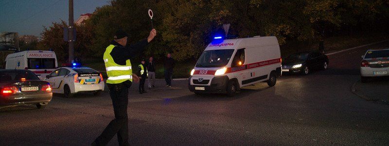 В Днепре на Космической водитель автомобиля сбил ребенка с отцом на пешеходном переходе