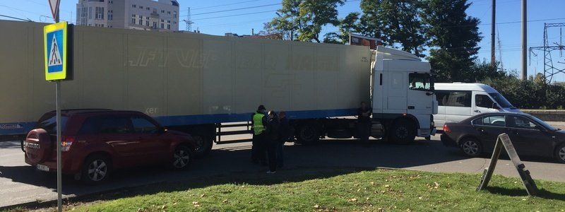 Тройное ДТП на Высоковольтной остановило движение транспорта: пострадал мужчина