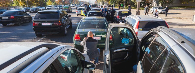 В Днепре на Победе десятки автомобилей перекрыли дорогу: что происходит