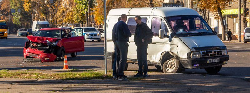 На Богдана Хмельницкого не поделили дорогу «ГАЗель» и SsangYong: в салоне иномарки были дети