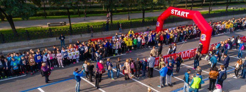 "Хватит сидеть на диване!": в Днепре сотни спортсменов пробежали "Милю мира"