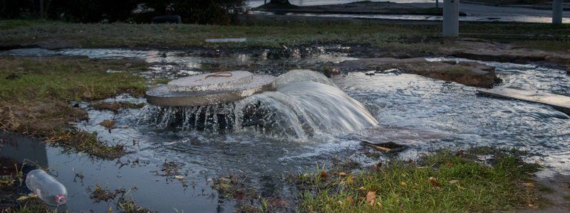 В Днепре Донецкое шоссе заливает водой из канализации