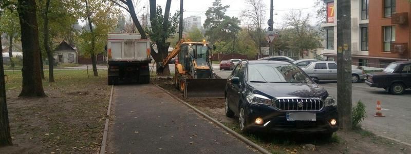 В Днепре на Жуковского провалился асфальт