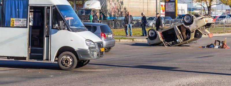 В Днепре возле ТЦ «Караван» маршрутка с пассажирами перевернула ВАЗ на крышу