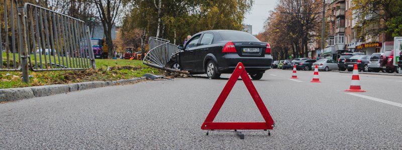 В Днепре на Поля возле ТОЦ "Славутич" Chevrolet влетел в ограждение