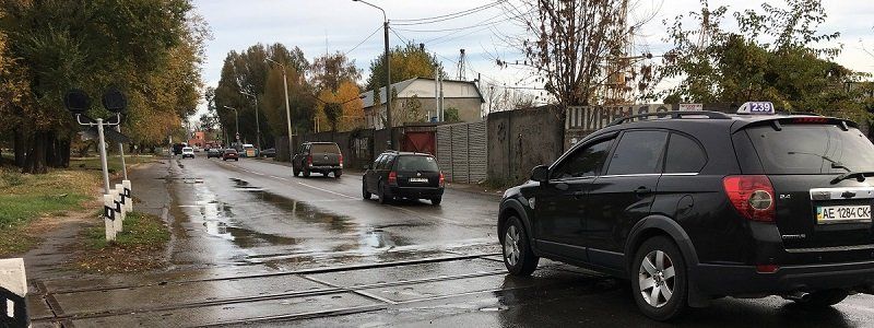 В Днепре из-за прорыва трубы улицу Шинную залило горячей водой