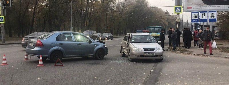 В Днепре возле ТРЦ "Дафи" столкнулись Chery и Chevrolet: пострадали мужчина и женщина