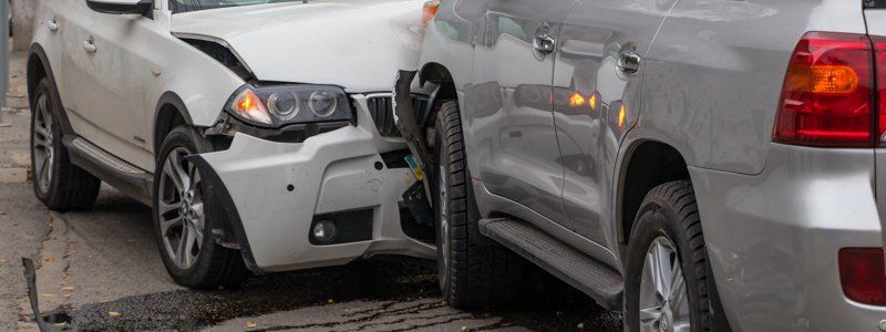 В центре Днепра столкнулись Lada, Toyota и BMW: движение затруднено