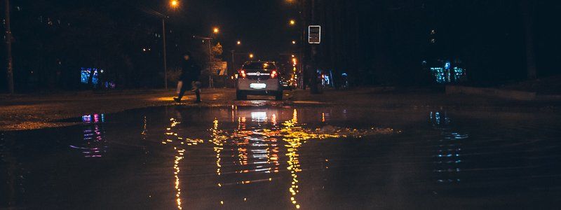 В Днепре на Победе прорвало водопроводную трубу