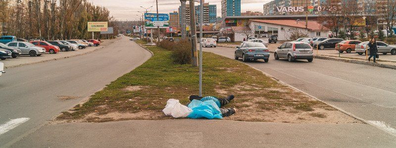 В Днепре на улице возле McDonald's умер мужчина