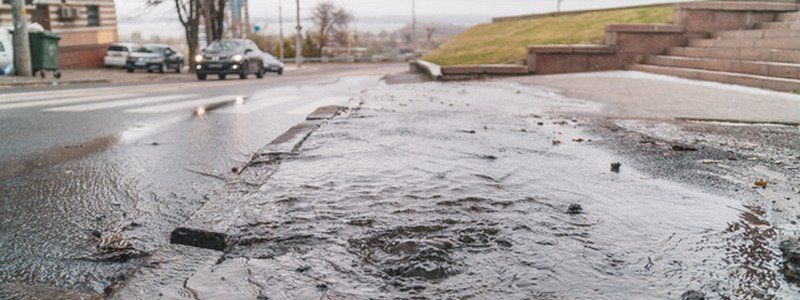 В Днепре возле памятника Славы прорвало трубу