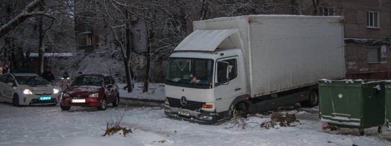 В Днепре на Рабочей грузовик "Море пива" провалился в яму