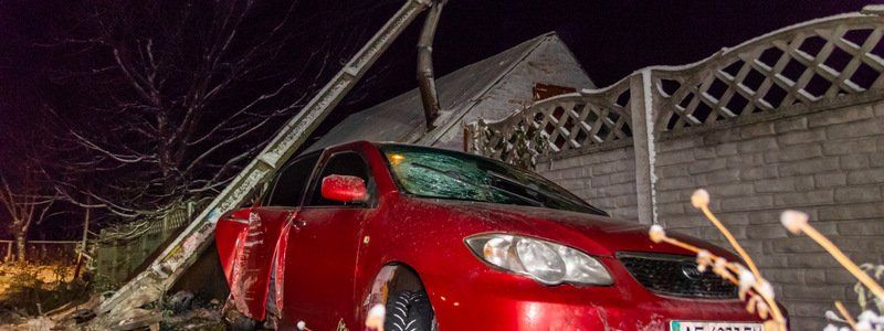 В Днепре водитель BYD сбил электроопору и въехал в забор дома