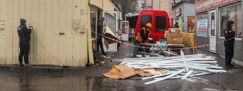 В Днепре на Рабочей демонтируют большой МАФ