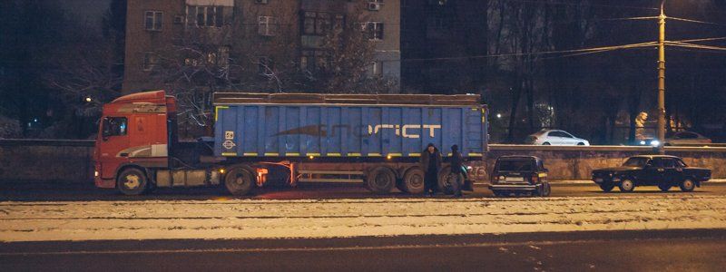 В Днепре на проспекте Богдана Хмельницкого столкнулись фура и автомобиль ВАЗ