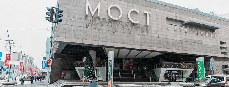 В Днепре возле ТРЦ "Мост-Сити" установили новогоднюю елку