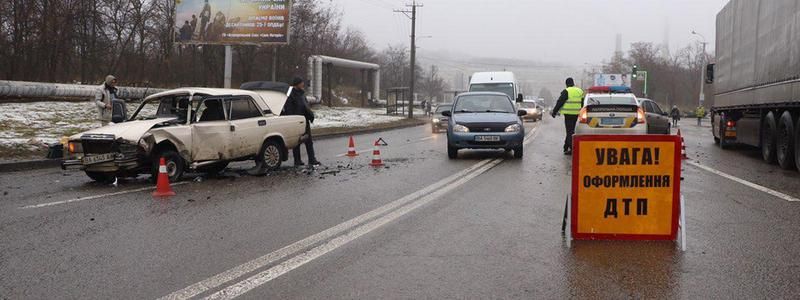 На Космической столкнулись Lada и ВАЗ: пострадал мужчина, образовалась пробка