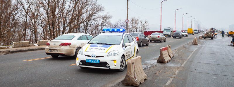 В Днепре СБУ частично перекрыла Новый мост