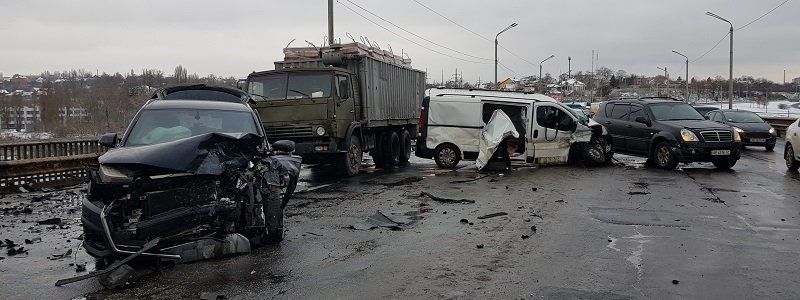 Тройное ДТП на Южном мосту в Днепре: водитель вылетел в окно на дорогу