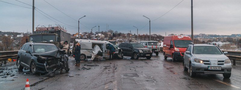 Тройное ДТП на Южном мосту в Днепре: появилось видео момента аварии