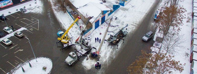 В Днепре на Подстанции падающий столб повалил автокран