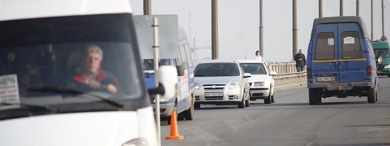 Из-за ДТП с тремя автомобилями на Новом мосту образовалась большая пробка