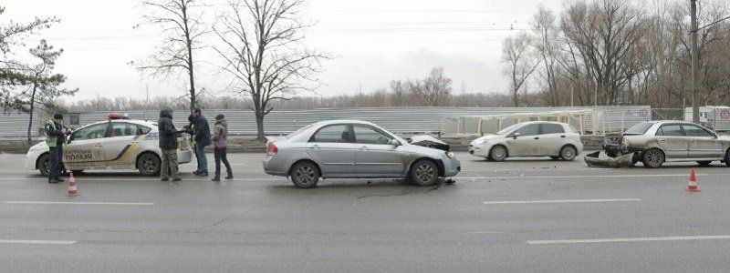 На Победе столкнулись Kia и Mitsubishi: движение затруднено