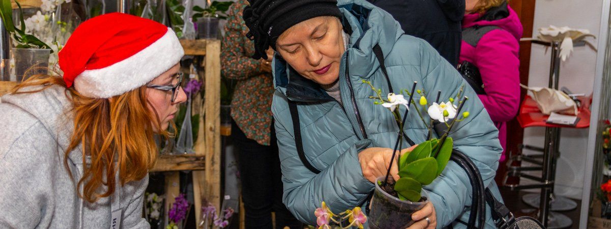 В Днепре люди массово скупают цветы