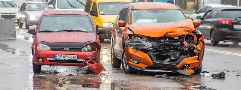 На Запорожском шоссе из-за столкновения Mazda и Nissan пострадала женщина в Lada