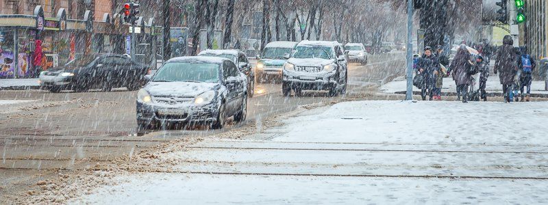 Днепр засыпало снегом: что происходит на дорогах