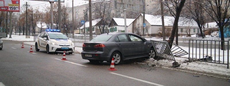 На Рабочей из-за столкновения с Honda, Mitsubishi снес ограждение