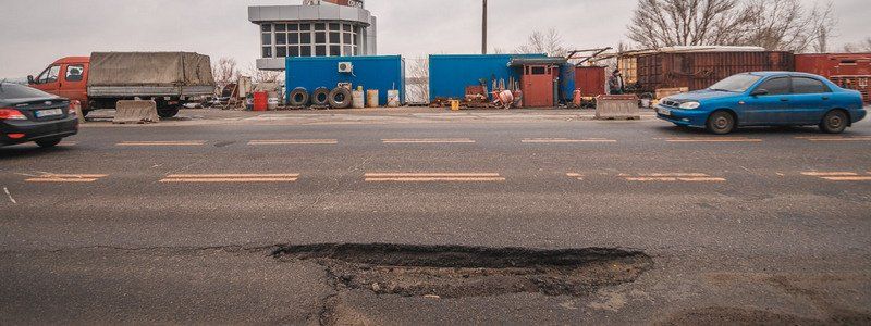 Внимание автомобилистам: на Новом мосту образовалась яма