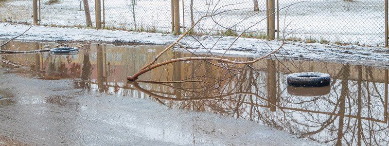 В Днепре из-за ям на Холодильной водители теряют колеса