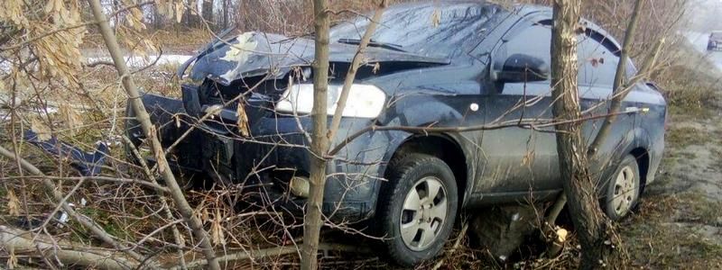 В Днепре на Томской Chevrolet вылетел в кювет