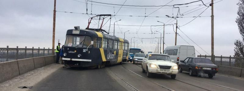 В Днепре на Старом мосту сошел с рельсов трамвай № 9: движение транспорта парализовано