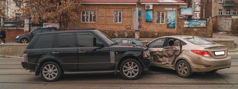 В Днепре на Чернышевского на трамвайных колеях столкнулись Hyundai и Range Rover