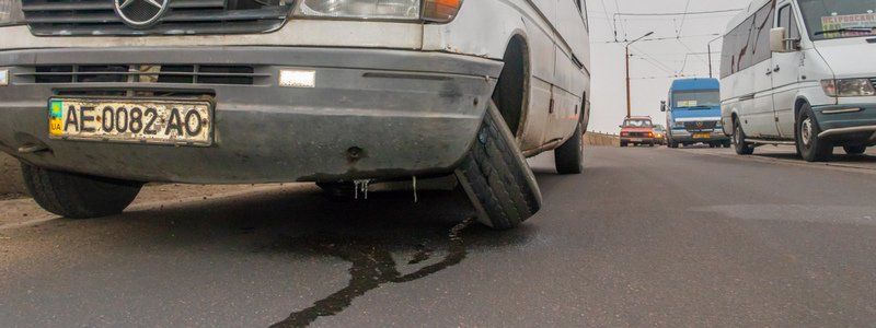 В Днепре на Старом мосту у маршрутки отпало колесо