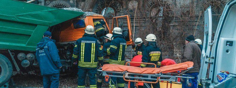 В центре Днепра возле "АТБ" у грузовика отказали тормоза и он влетел в дерево: водителя вырезали спасатели