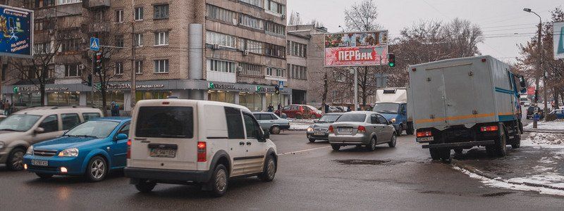 В Днепре на проспекте Поля засыпали "ловушку" для автомобилей