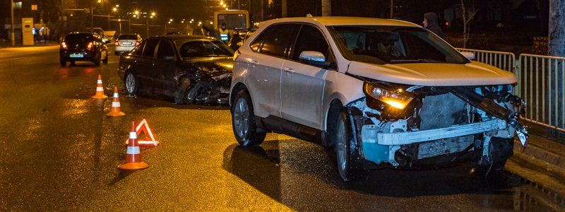 В Днепре на Слобожанском проспекте BMW протаранил Ford и зацепил маршрутку