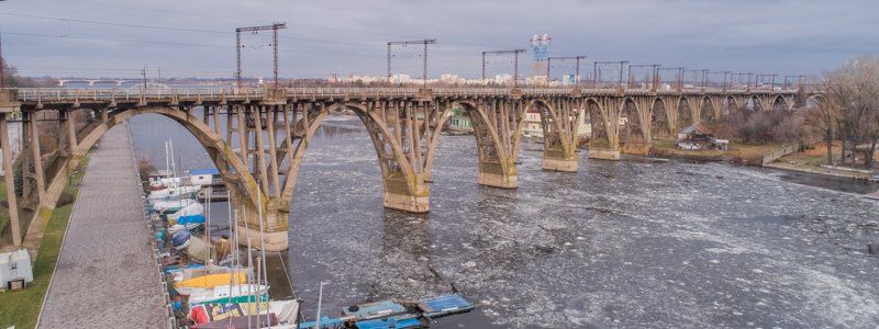 Какой мост Днепра считается памятником архитектуры