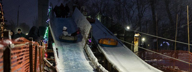 В Новокодакском парке открыли елку и спуск на тюбах