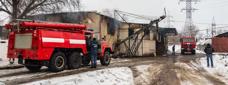 В Днепре спасатели больше 12-ти часов тушили пожар на маслобойне